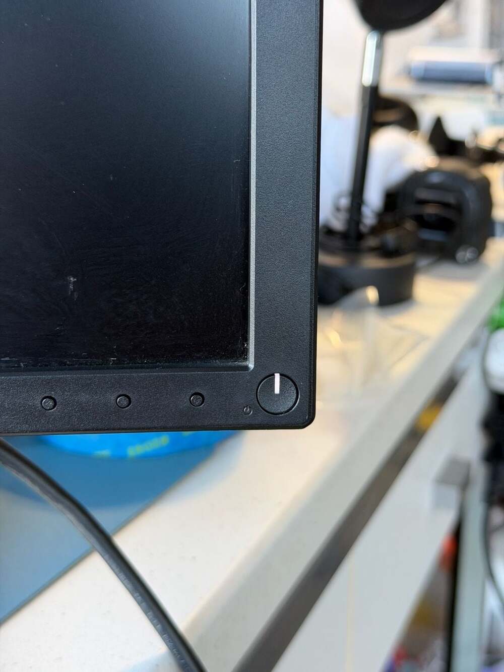 Dell 20-Inch Widescreen LED LCD Computer Monitor - Picture 9 of 9